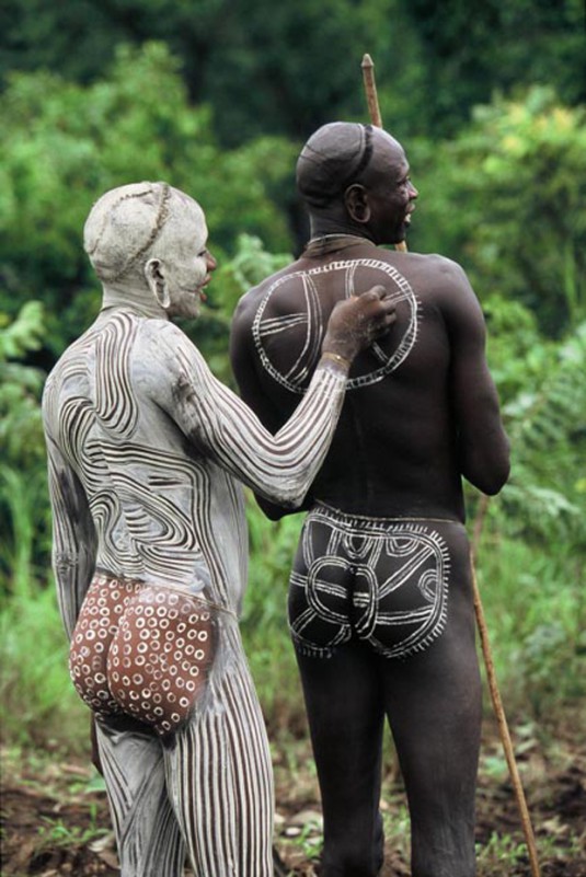 Nackte afrikanische Stammesmädchen